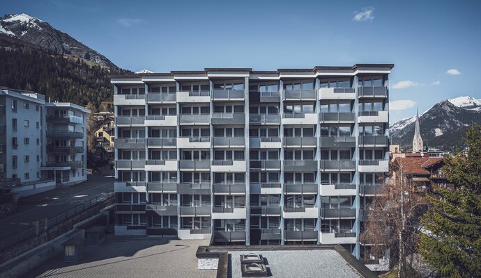 Multi-storey building with blue facade and balconies | © Davos Klosters Mountains 