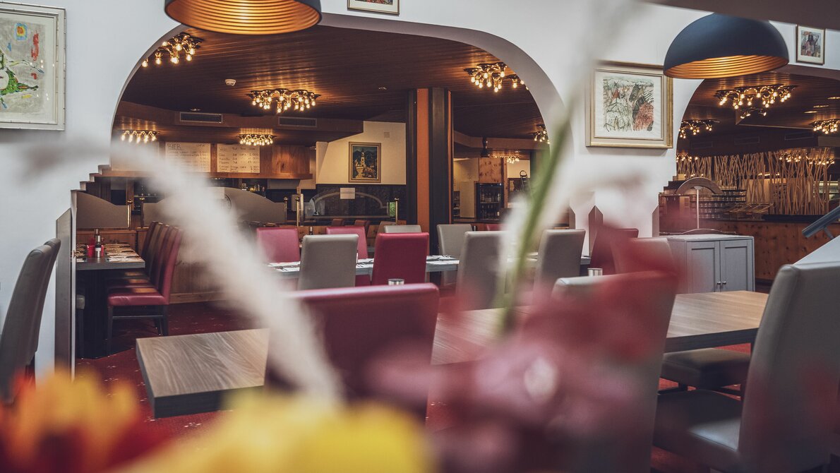 Restaurant with several tables and chairs  | © Davos Klosters Mountains 