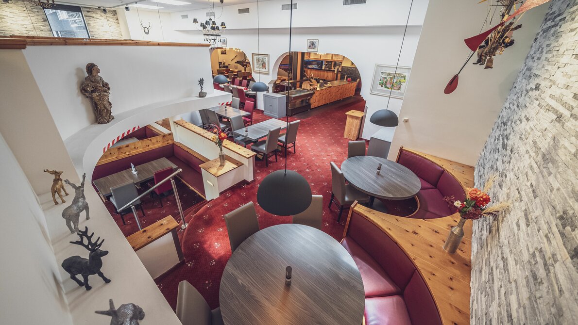 Ansicht von oben auf das Restaurant mit klassischer Einrichtung und Dekorationsgegenständen | © Davos Klosters Mountains Ansicht von oben auf das Restaurant mit klassischer Einrichtung und Dekorationsgegenständen | © Davos Klosters Mountains