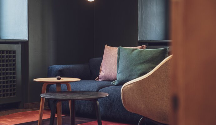 Hotel lounge with sofa and table  | © Davos Klosters Mountains