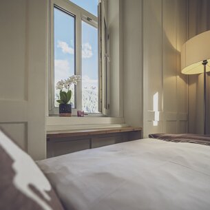 Bed with window view | © Davos Klosters Moutains