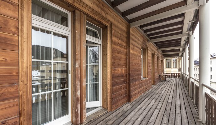 Aufnahme vom Balkon des Sporthof mit Sicht auf die grossen Fenster. | © Davos Klosters Mountains