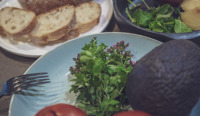 Three breakfast plates with bread, herbs, avocado and tomatoes | © Davos Klosters Mountains