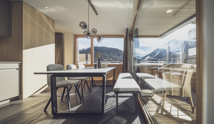 Large dining table with large glass front and lots of views of the mountains | © Davos Klosters Mountains